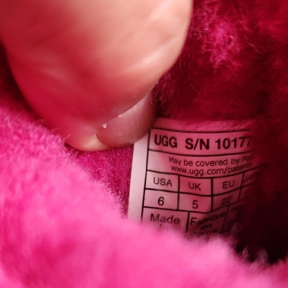 UGG Classic II Pink Bloom Fuchsia Sheepskin Boots Size 6T Toddlers Girls